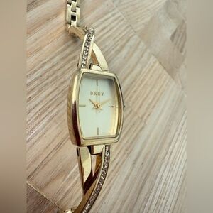 DKNY ladies gold tone retro dress watch NEW BATTERY
